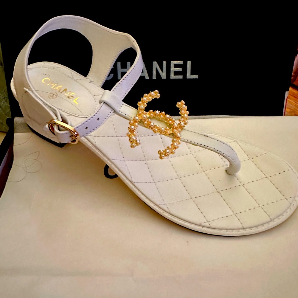 Beautiful Chanel white sandals. Size 37